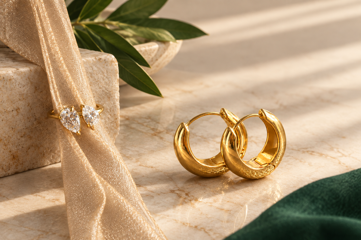 Photographie éditoriale PEAUÈME avec la Bague Toi & Moi et les Boucles Lune, palette émeraude et or